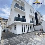 Luxurious 5 Bedroom Duplex in Secure Lekki Phase 1 Estate - N450M