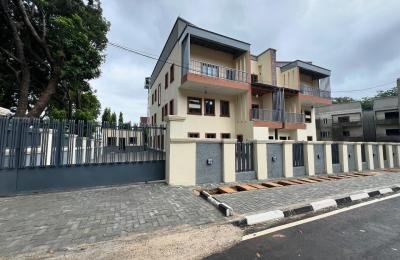 Stunning 5-Bedroom Semi-Detached Duplex with BQ in Wuse Zone, Abuja – N470M